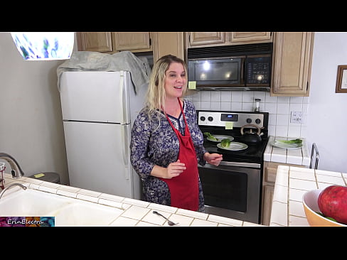 ❤️ A madrasta o ordenha na cozinha antes de sua data Porno real vídeo em porno pt-br.hdporn24.ru ️❤