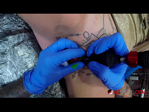 ❤️ Extremamente tatuada, a brasa Sully Savage fez uma tatuagem em seu clítoris Porno real vídeo em porno pt-br.hdporn24.ru ️❤